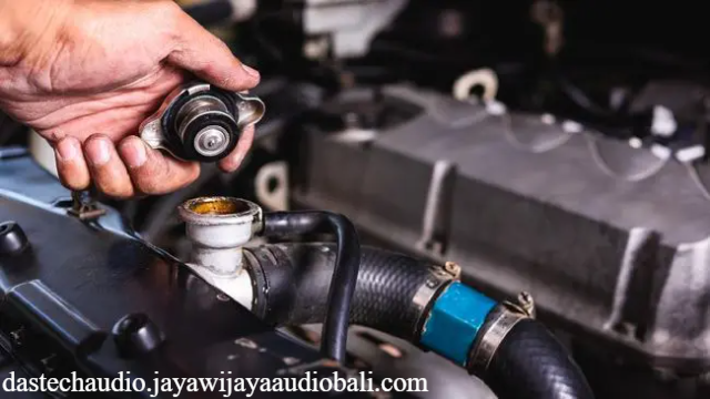 5 Tanda Air Radiator Mobil Habis dan Cara Mengisi Ulangnya